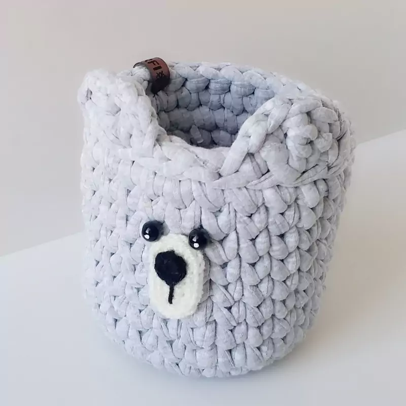 سبد دستبافت مدل جامدادی فانتزی طرح خرس(سبد دستبافت نظم دهنده لوازم التحریر )